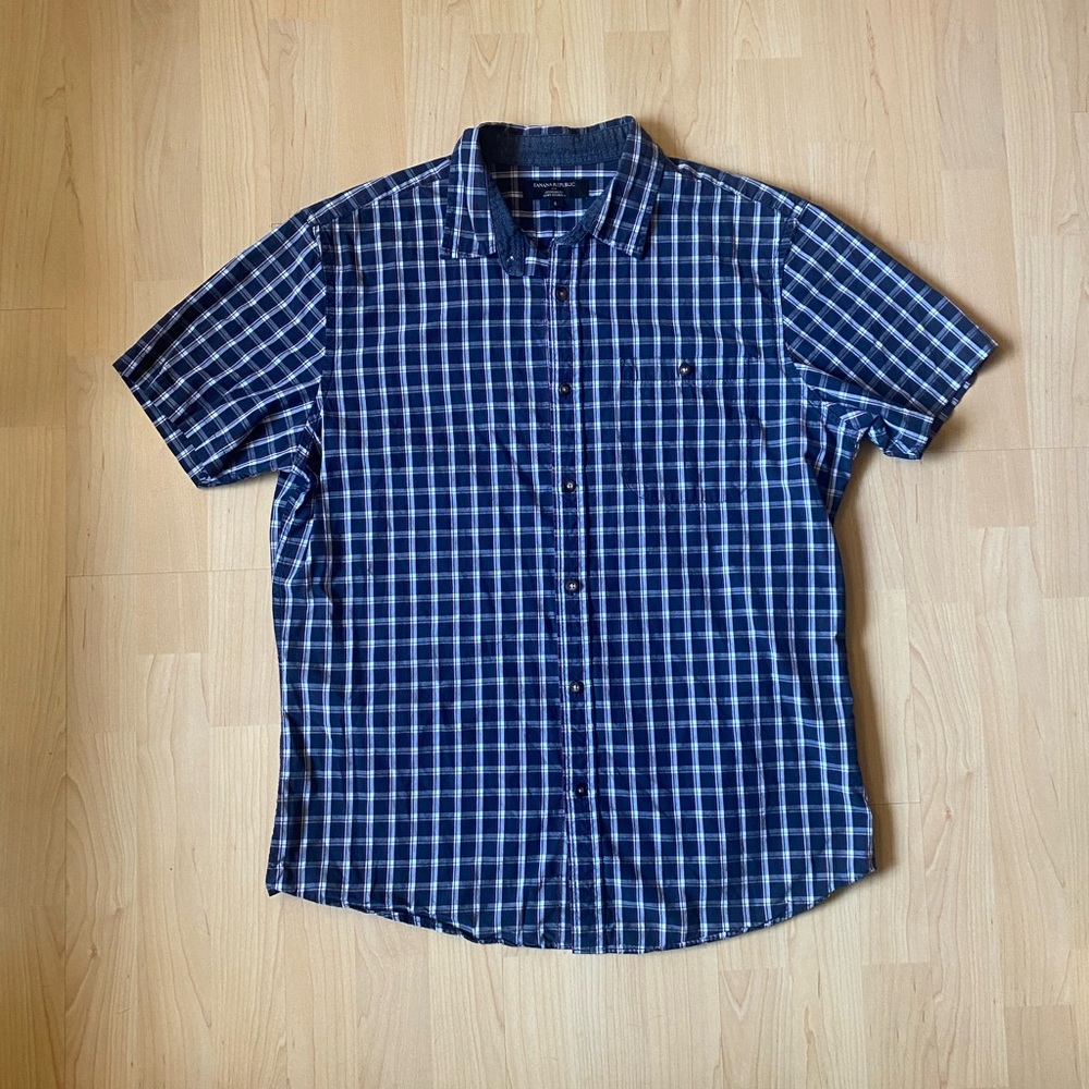 Banana Republic Standard Fit Men’s Navy Plaid Short-Sleeve Button-Down Shirt